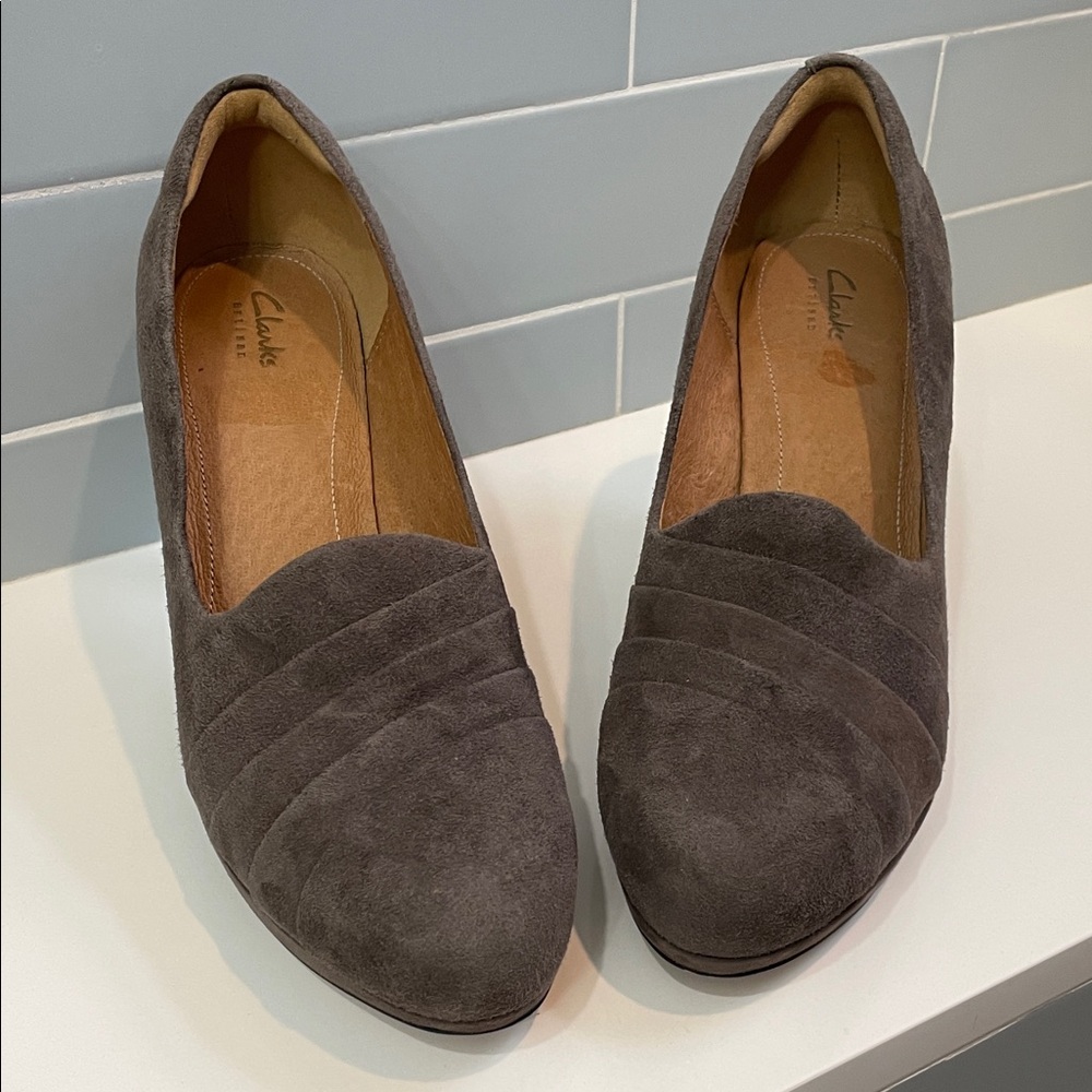 Clarks Artisan Delsie Joy Women's Dark Gray Suede Pumps